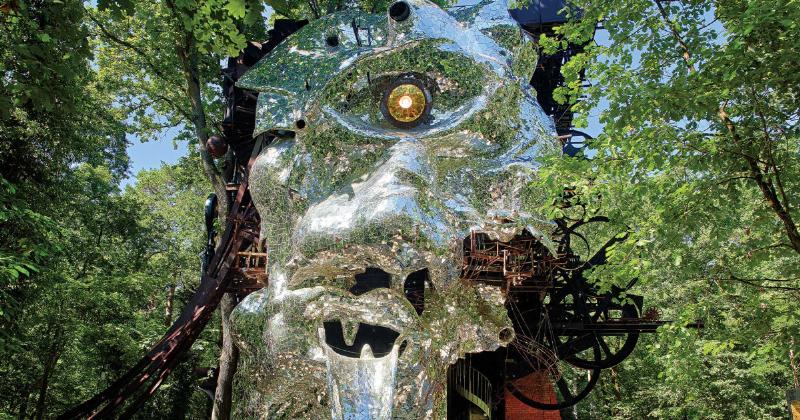 Le Cyclop Tinguely de face, une sculpture cinétique imposante au milieu de la forêt de Milly-la-Forêt
